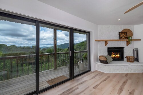 Modern condo located in the resort village of Seven Devils. Great views!