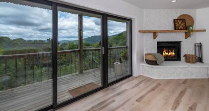 Modern condo located in the resort village of Seven Devils. Great views!