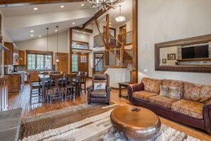 TV, fireplace, stereo - Golf View, Hot Tub, Suncadia Pool Access (Cle Elum)
