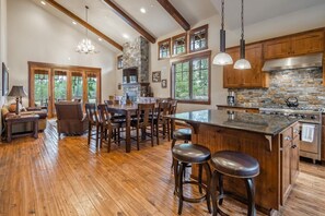 Fridge, microwave, oven, stovetop - Golf View, Hot Tub, Suncadia Pool Access (Cle Elum)