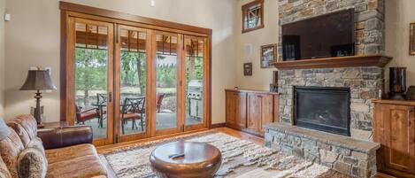 Televisión, chimenea, estéreo