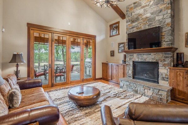 Televisión, chimenea, estéreo