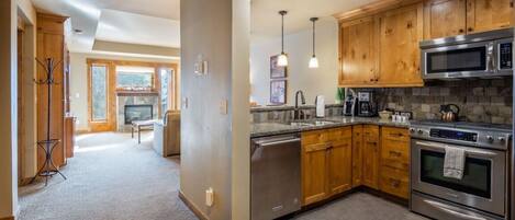 Réfrigérateur, four à micro-ondes, un four, surface de cuisson