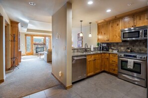 Fridge, microwave, oven, stovetop - Suncadia Trailhead 1 Condo 309 (Cle Elum)