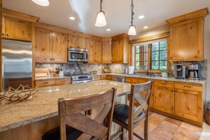 Fridge, microwave, oven, stovetop - Suncadia Trailhead 1 Condo 105 (Cle Elum)