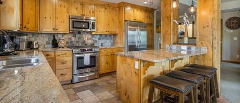 Réfrigérateur, four à micro-ondes, un four, surface de cuisson