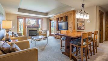 Televisión y chimenea