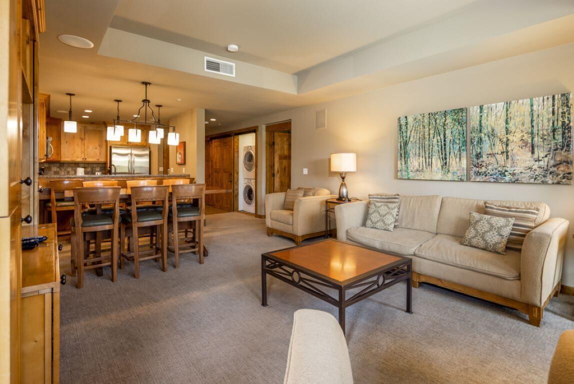 Televisión y chimenea 