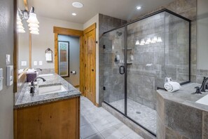 Bathtub, hair dryer - Pet Friendly Condo, Suncadia Pool Access (Cle Elum)