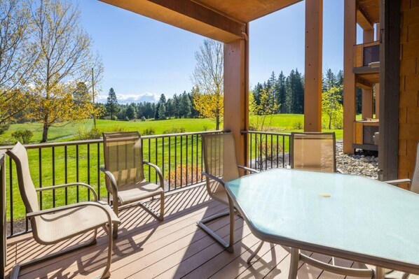Outdoor dining - Pet Friendly Condo, Suncadia Pool Access (Cle Elum)