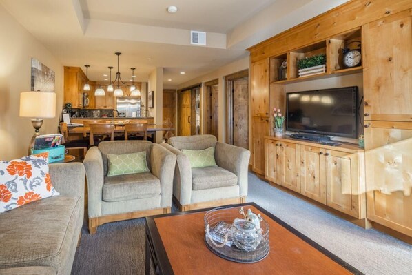 Televisión y chimenea 