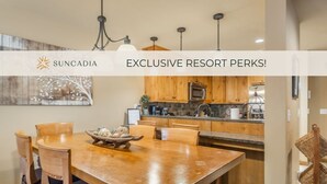 Una cocina moderna con armarios de madera, una mesa de comedor y sillas.