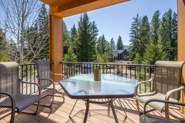 Outdoor dining - Pet Friendly Condo, Suncadia Pool Access (Cle Elum)