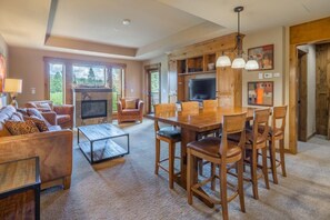 TV, fireplace - Suncadia Trailhead 1 Pet Friendly Condo 102 (Cle Elum)