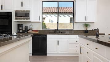 Maison | Cuisine privée | Grand réfrigérateur, micro-ondes, four, plaque de cuisson