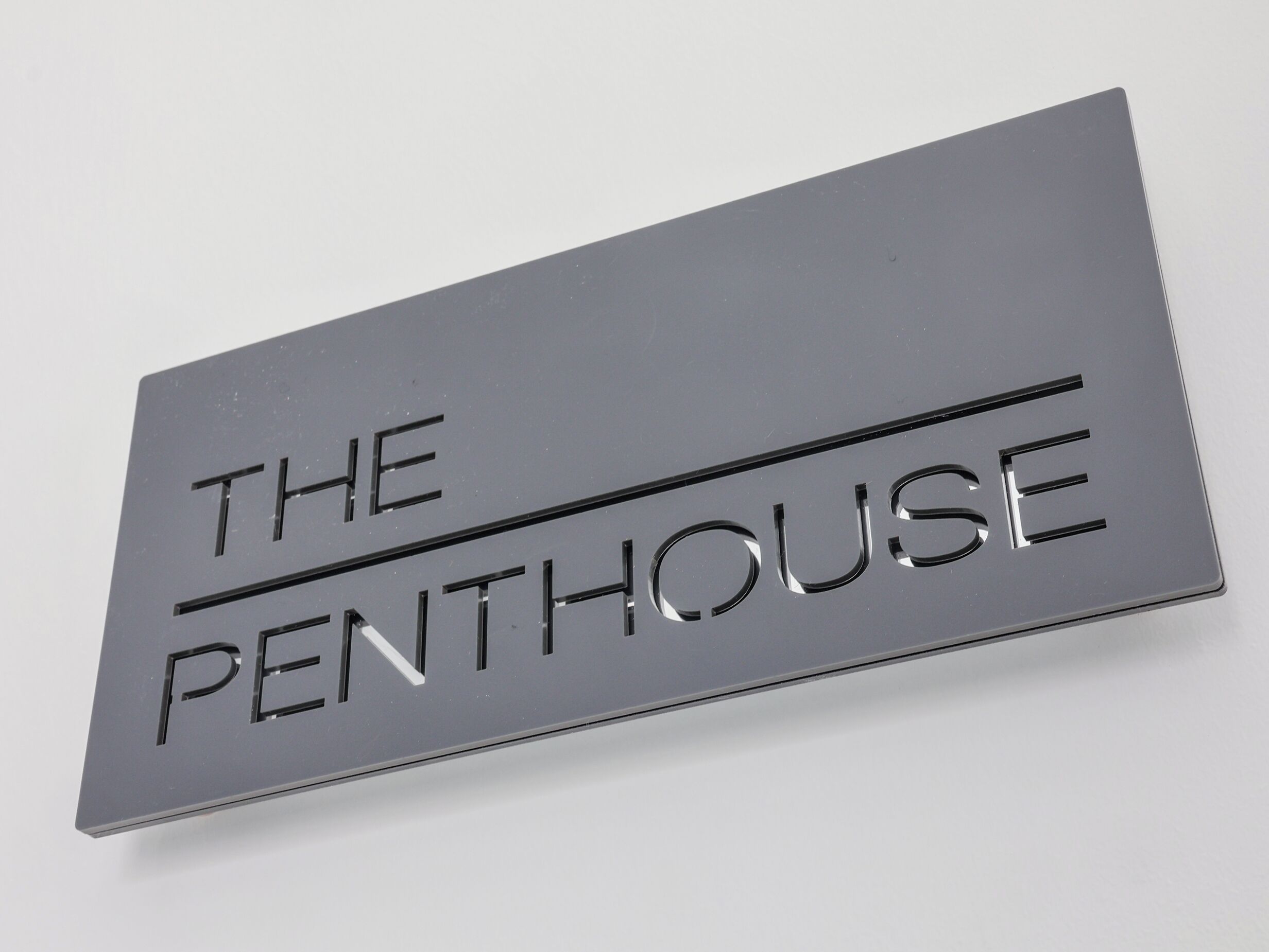 Un letrero con el texto "THE PENTHOUSE".