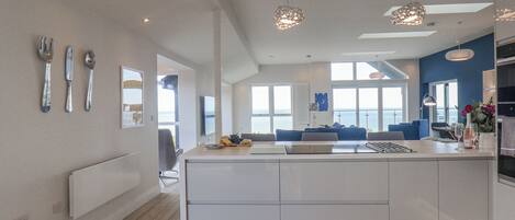 Kjøleskap, oppvaskmaskin, vannkoker og brødrister