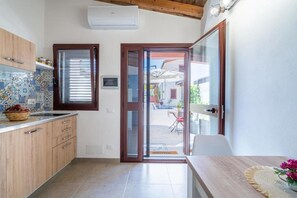 Fridge, stovetop, coffee/tea maker, electric kettle