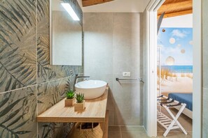 Shower, hair dryer, bidet, towels - Syracuse sea (Arenella)