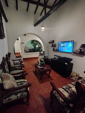32-inch flat-screen TV with cable channels, heated floors - Casa Hotel Paraíso Bella Villa (Villa de Leyva)