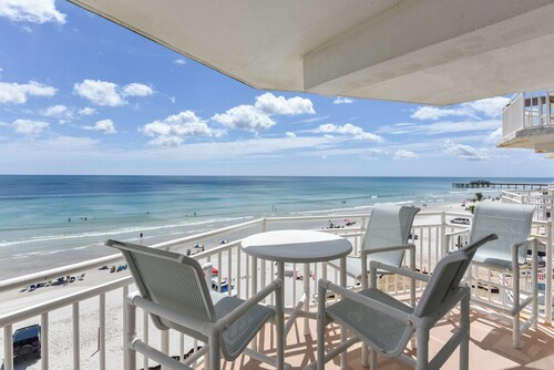  4TH FLOOR CONDO DIRECTLY ON THE BEACH.