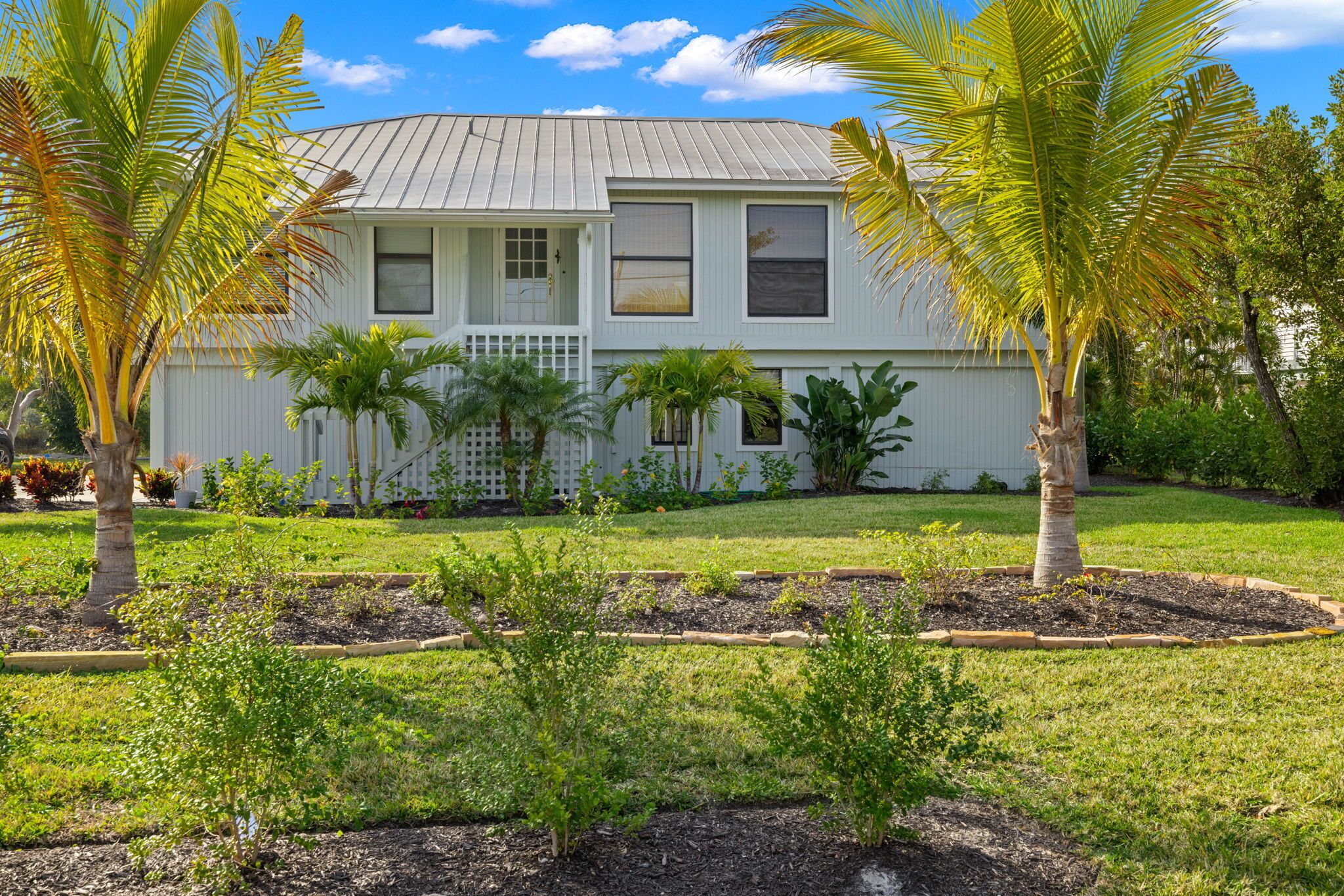 Charming Florida style home minutes to the beach! NEW!!