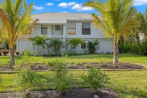 Exterior - Charming Florida style home minutes to the beach! NEW!! (Sanibel)