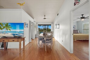 3 室のベッドルーム、WiFi (無料)、ベッドシーツ