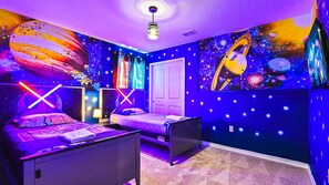 6 bedrooms, iron/ironing board, WiFi, bed sheets