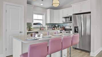 Coffee/tea maker, fridge, microwave, oven