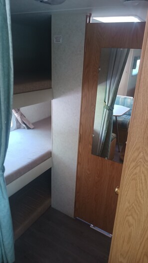 2 bedrooms, WiFi, bed sheets - Quiet restfull stay (Dorion)