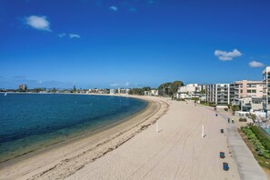 A beach with a clear blue sky, a sandy shore, and buildings in the background. - Riviera Bay View Dream - Private Patio with Bay View, Parking & W/D! (San Diego)