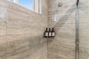 Combined shower/bathtub, hair dryer, towels - La Jolla Dream! Amazing Location - Large Patio, Fire Pit and Parking! (La Jolla)