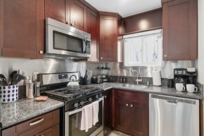 Geladeira, micro-ondas, fogão, cooktop