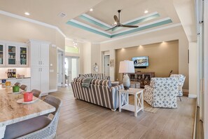 TV - Yacht Club Area, Heated Saltwater pool & Spa -Villa Nana and Papa's Beach House - Roelens (Cape Coral)