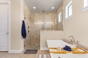 Combined shower/tub, hair dryer, towels - Yacht Club Area, Heated Saltwater pool & Spa -Villa Nana and Papa's Beach House - Roelens (Cape Coral)