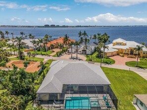 Exterior - Yacht Club Area, Heated Saltwater pool & Spa -Villa Nana and Papa's Beach House - Roelens (Cape Coral)
