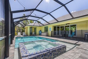 A heated pool - Yacht Club Area, Heated Saltwater pool & Spa -Villa Nana and Papa's Beach House - Roelens (Cape Coral)