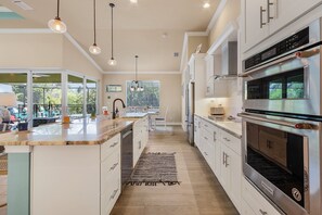 Fridge, microwave, oven, stovetop - Yacht Club Area, Heated Saltwater pool & Spa -Villa Nana and Papa's Beach House - Roelens (Cape Coral)