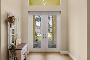 Interior - Yacht Club Area, Heated Saltwater pool & Spa -Villa Nana and Papa's Beach House - Roelens (Cape Coral)