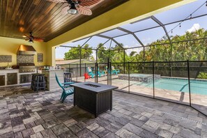 Terrace/patio - Yacht Club Area, Heated Saltwater pool & Spa -Villa Nana and Papa's Beach House - Roelens (Cape Coral)