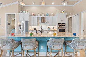 Fridge, microwave, oven, stovetop - Yacht Club Area, Heated Saltwater pool & Spa -Villa Nana and Papa's Beach House - Roelens (Cape Coral)