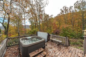 Outdoor spa tub - Woodhaven | Private, Pet Friendly, Hot Tub &  Mountain View! (Black Mountain)