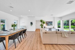 Dining - Centrally Located | Heated pool | Lush Tropical Surrounding | Oasis Key | RESlDENCES (Fort Lauderdale)