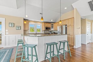 冷蔵庫、電子レンジ、オーブン、コンロ