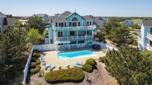 The Flirty Flamingo: Dog-Friendly, Elevator, Pool, Golf View