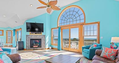 The Flirty Flamingo: Dog-Friendly, Elevator, Pool, Golf View