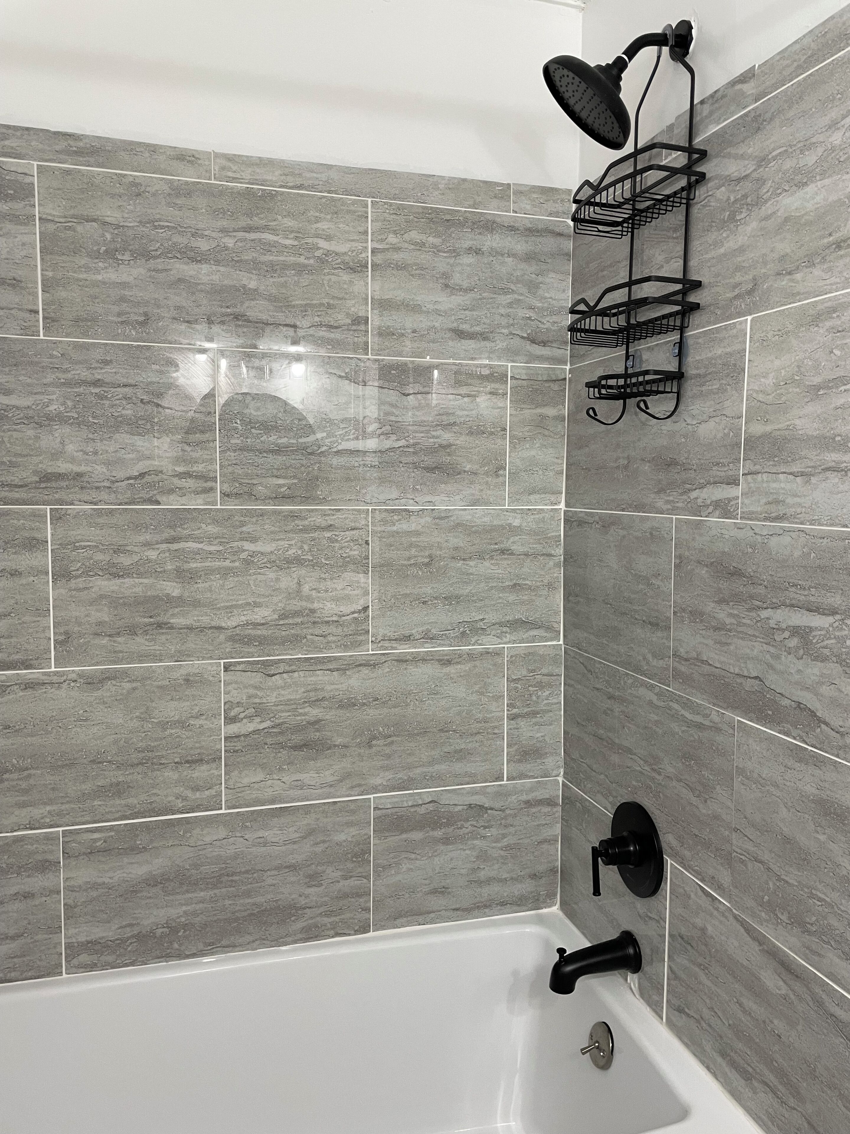 Secadora de cabello, toallas, jabón, papel de baño 