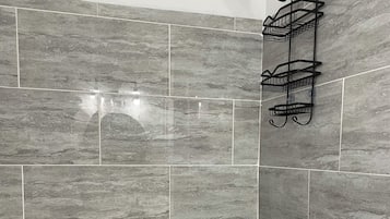 Secadora de cabello, toallas, jabón, papel de baño