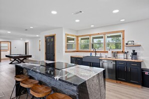 Réfrigérateur, four à micro-ondes, un four, surface de cuisson